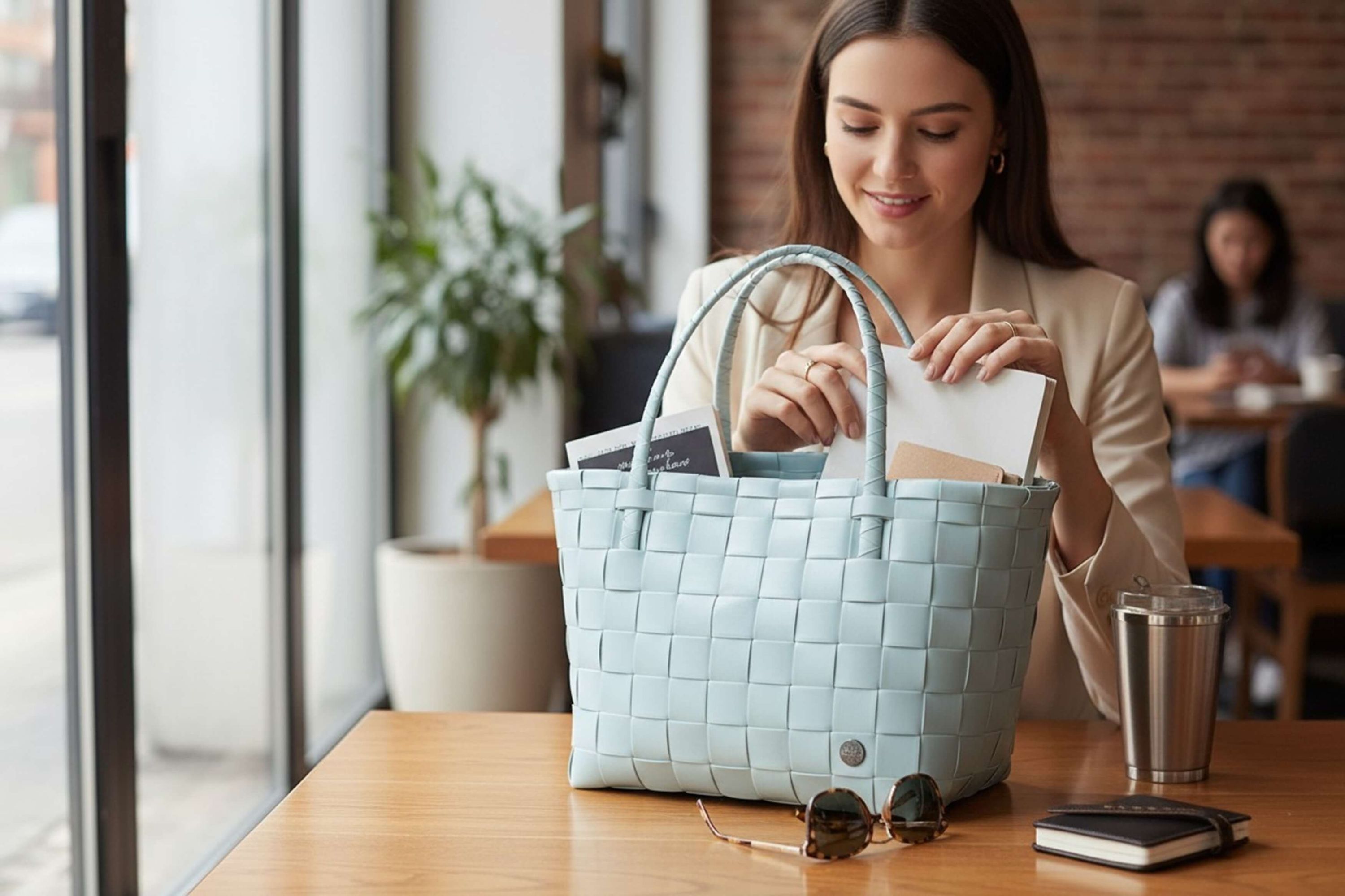 HANDED BY Shopper Paris CLOUDY GREY Tasche Korb geflochten Kunststoff Bag grau