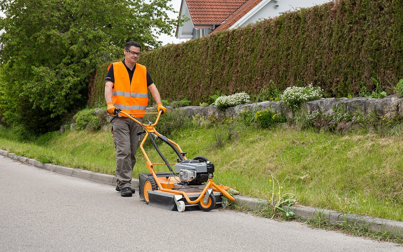 AS Wildkrautbürste AS 50 WEEDHEX Wildkrautbürste AS 50 WEEDHEX, Mann reinigt Wegekante