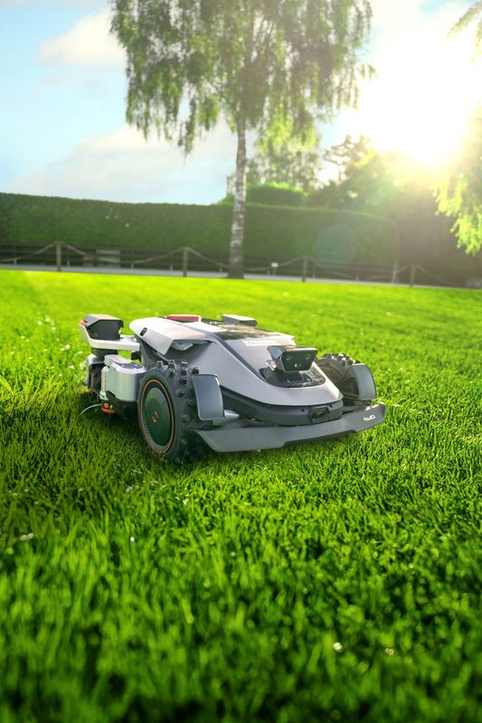 Sunseeker X9 Plus Mähroboter Sunseeker X9 Plus, Outdooransicht von vorne rechts
