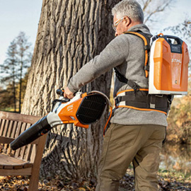 STIHL Akku-Blasgerät BGA 200 mit Komfort-Tragsystem STIHL Akku-Blasgerät BGA 200 mit Komfort-Tragsystem