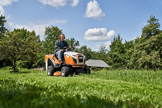 STIHL RT5097 live Mann mäht mit einem Aufsitzrasenmäher auf einer Rasenfläche. Modell STIHL RT5097