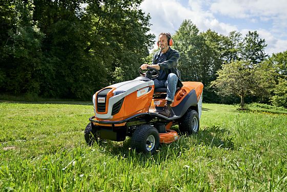 STIHL RT5097 live 2 Nahaufnahme von Mann auf einem Rasentraktor von STIHL. Modell RT5097