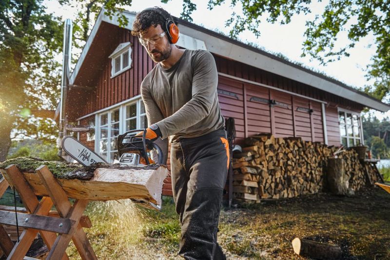 MS 162, PM3, Schienenlänge 30 cm STIHL BENZIN-KETTENSÄGE MS 162 live beim Sägen von Kaminholz