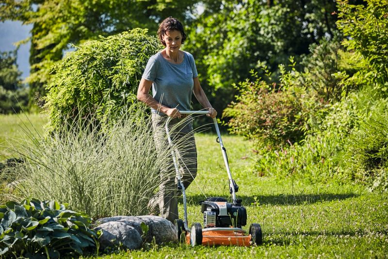 STIHL Rasenmäher RM 2 R STIHL Benzin-Mulchrasenmäher RM 2 R mit 46 cm Schnittbreite