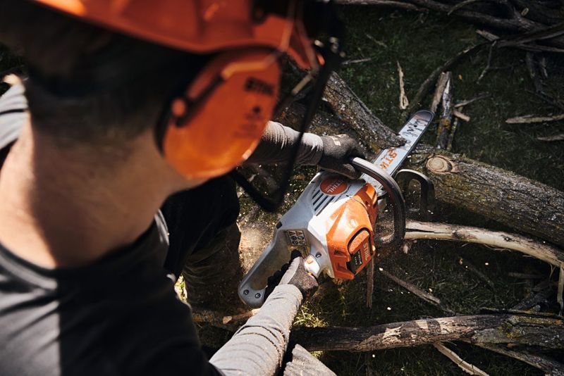 Akku-Kettensäge MSA 220 - AP-System STIHL MSA 220 C-B 40 CM Mann sägt den Stamm