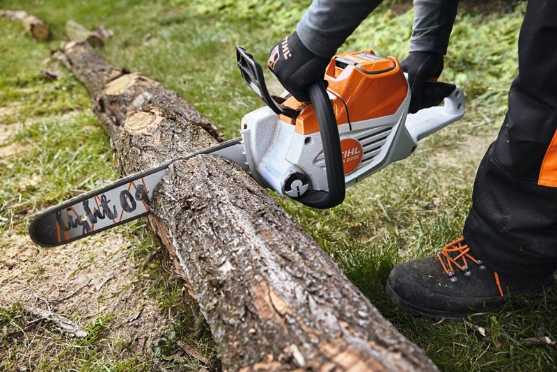 Akku-Kettensäge MSA 220 - AP-System STIHL MSA 220 C-B 40 CM Die Säge schneidet durch einen am Boden liegenden Stamm