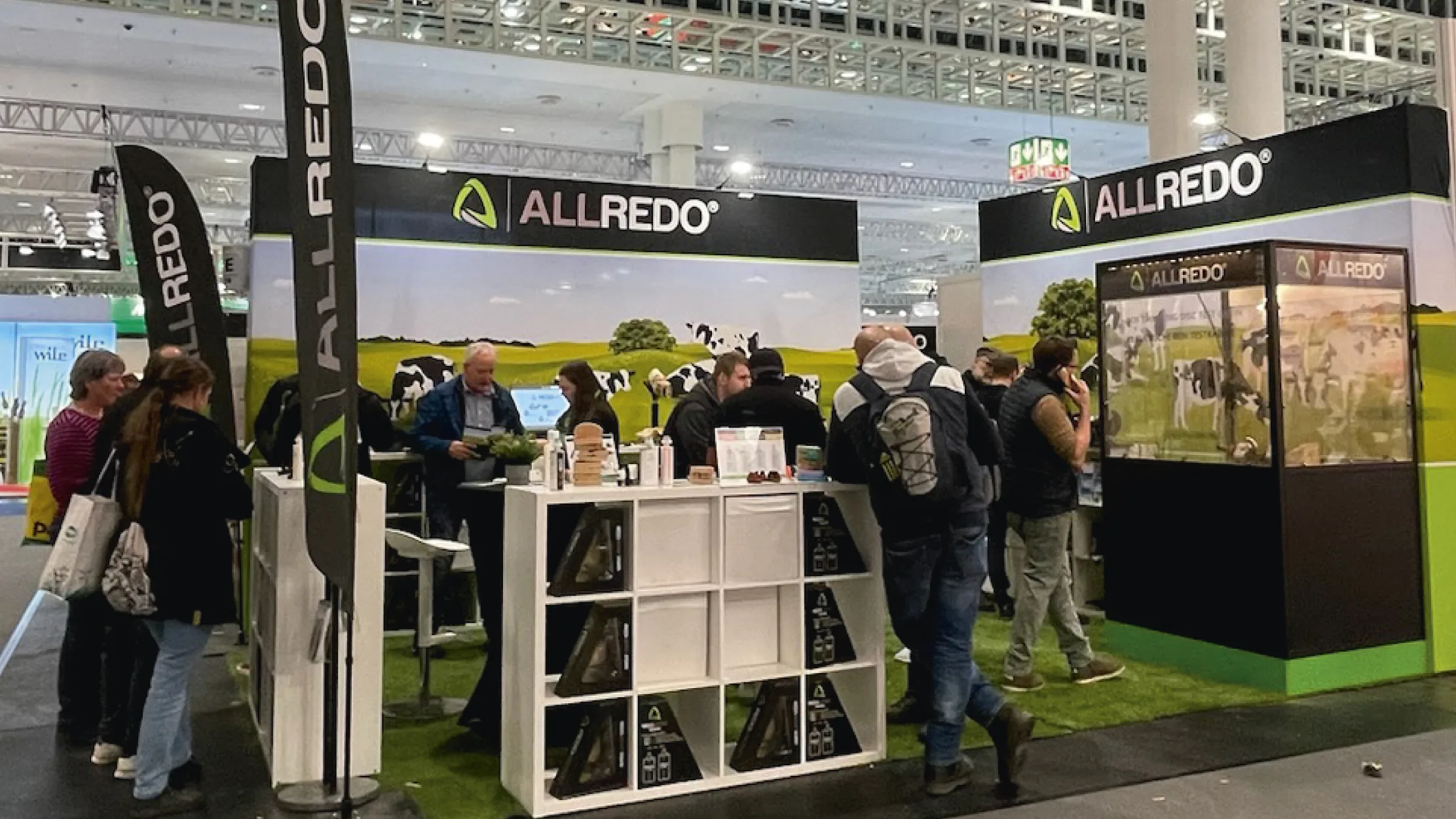Stand ALLREDO avec visiteurs professionnels et revendeurs échangeant sur les produits professionnels de parage des onglons