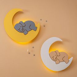 Veilleuse-Murale-LED-Elephant-sur-Lune-en-Bois-Peint-a-la-Main-2-Pieces-a-Piles--1-.jpg Veilleuse-Murale-LED-Elephant-sur-Lune-en-Bois-Peint-a-la-Main-2-Pieces-a-Piles--1-.jpg