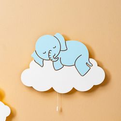 Set-2-Veilleuses-Murales-LED-Elephant-Agneau-sur-Nuages-en-Bois-Peint-a-la-Main-4--1-.jpg Set-2-Veilleuses-Murales-LED-Elephant-Agneau-sur-Nuages-en-Bois-Peint-a-la-Main-4--1-.jpg