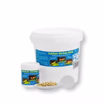 Calcium Shrimp Sticks - Alleinfutter für Garnelen - Eimer - Dose und Löffel (Produktbild)