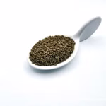 Helena Premium Granulat, Löffel mit Futtergranulat (Produktbild)