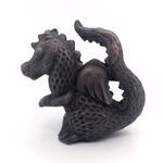 Drachen Figur aus Ton Drache sitzend braun Seite Drachen Figur aus Ton Drache sitzend braun Seite (Produktbild)