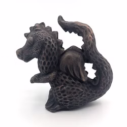 Drachen Figur aus Ton Drache sitzend braun Seite Drachen Figur aus Ton Drache sitzend braun Seite (Produktbild)