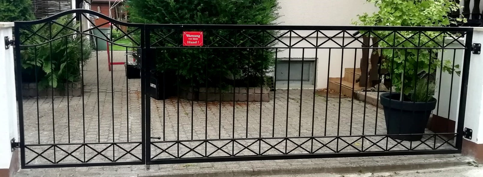 Einfahrtstor mit Tür