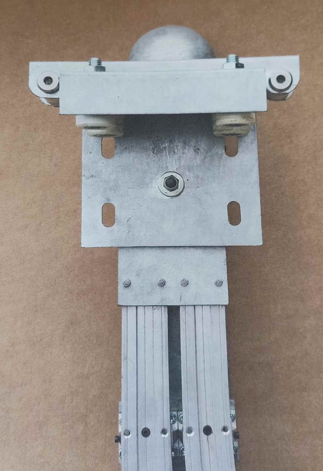 Führungselement mit Linearlager und mitfahrendem Bügel zur Montage an Mauerpfosten oder Wand Führungselement mit Linearlager und mitfahrendem Bügel zur Montage an Mauerpfosten oder Wand