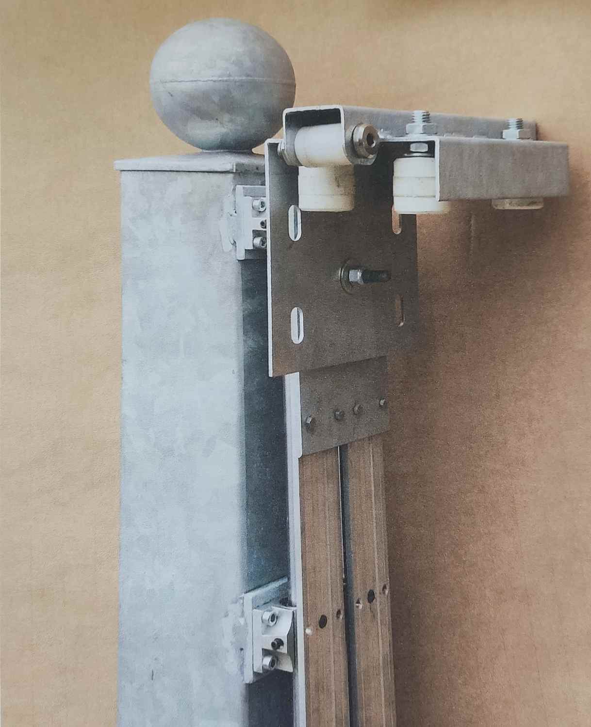 Führungselement mit Linearlager und mitfahrendem Bügel zur Montage an Mauerpfosten oder Wand Führungselement mit Linearlager und mitfahrendem Bügel zur Montage an Mauerpfosten oder Wand
