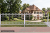 Imperia – Einbaubeispiel klassische Villa (KI-generiert) KI-generiertes Einbaubeispiel: Imperia Zaun vor klassischer Villa