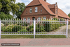Imperia – Einbaubeispiel Backstein-Landhaus (KI-generiert) KI-generiertes Einbaubeispiel: Imperia Zaun vor Backstein-Landhaus