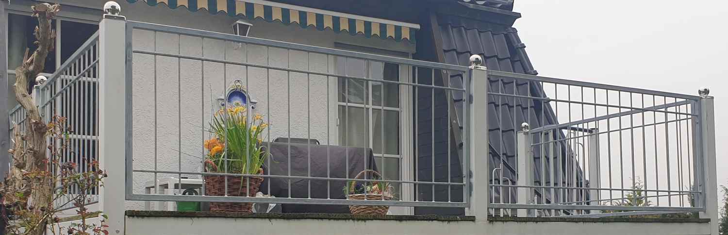 Metall Geländer modern Balkon Boston-Z100/200 Balkongeländer Feuer verzinkt Metall Geländer modern Balkon Boston-Z100/200 Balkongeländer Feuer verzinkt