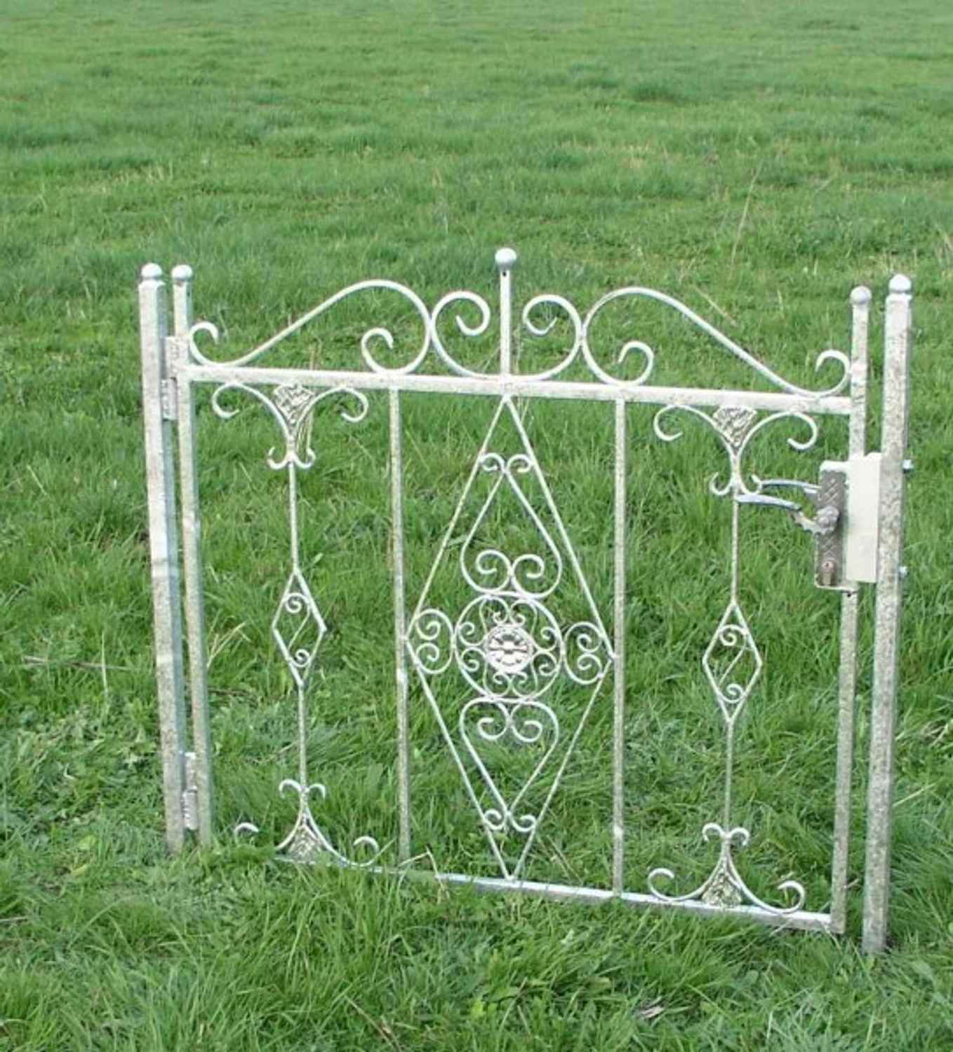 Traumhafte Gartentür Gartenpforte Zauntür Vitoria-GT100/105S Verzinkt P.-Set 40 Traumhafte Gartentür Gartenpforte Zauntür Vitoria-GT100/105S Feuer Verzinkt P.-Set 40 100 cm 1m
