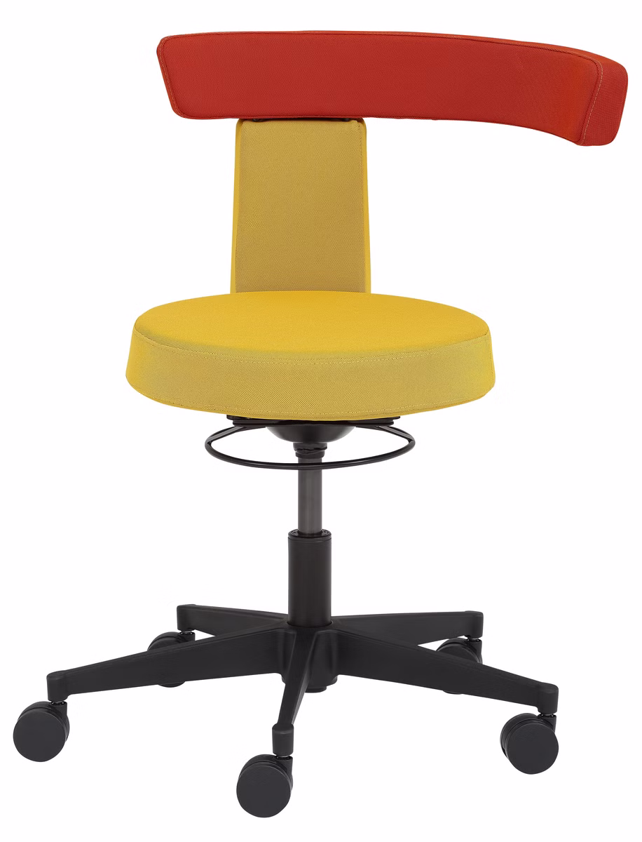 Funktionsdrehhocker mit asymmetrischer Lehne Funktionsdrehhocker mit asymmetrischer Lehne