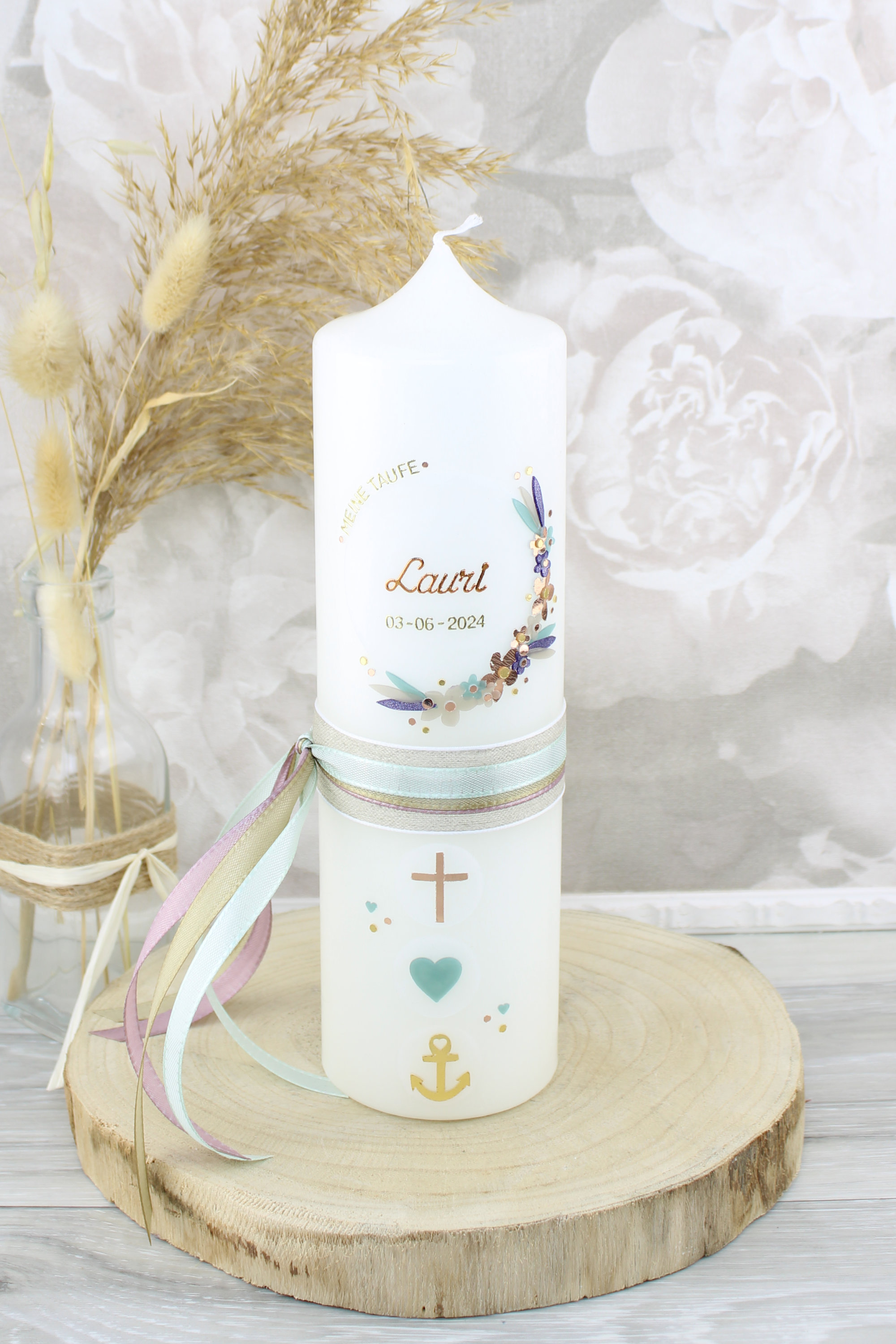 Taufkerze LAURI mit Blumenkranz und Taufsymbolen