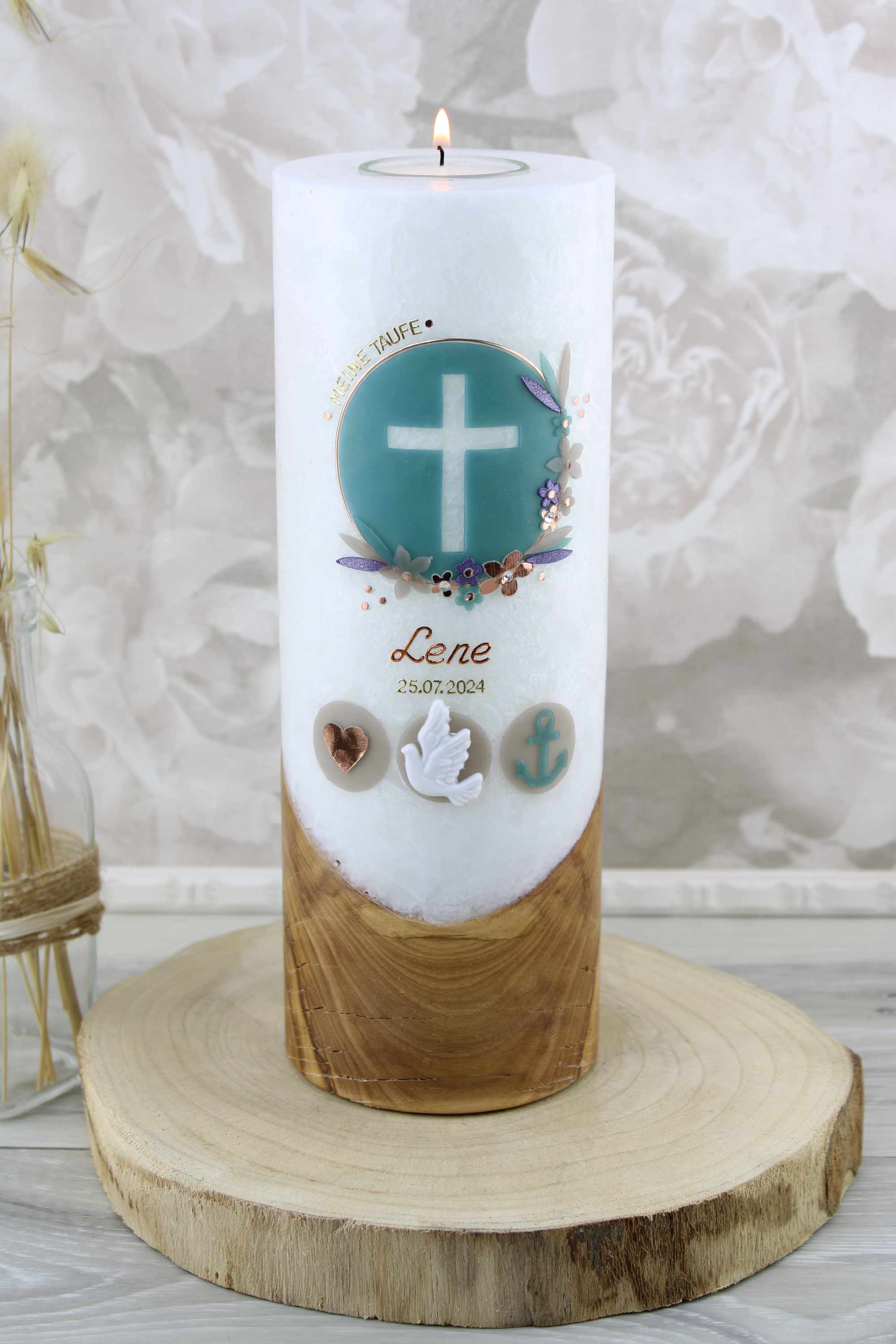 Taufkerze mit echtem Holz LENE mit Kreuz und Symbolen