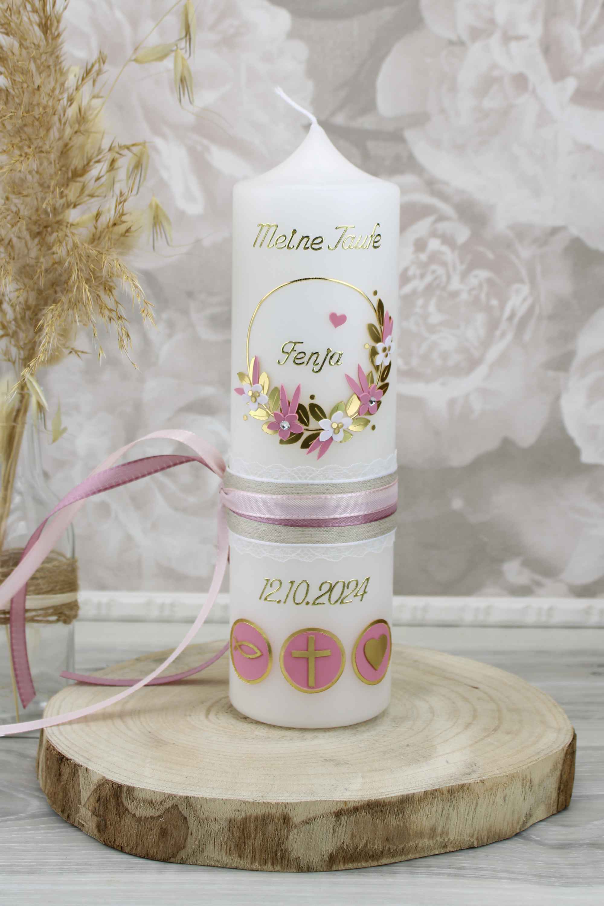 Taufkerze FENJA mit Blumenkranz und Taufsymbolen