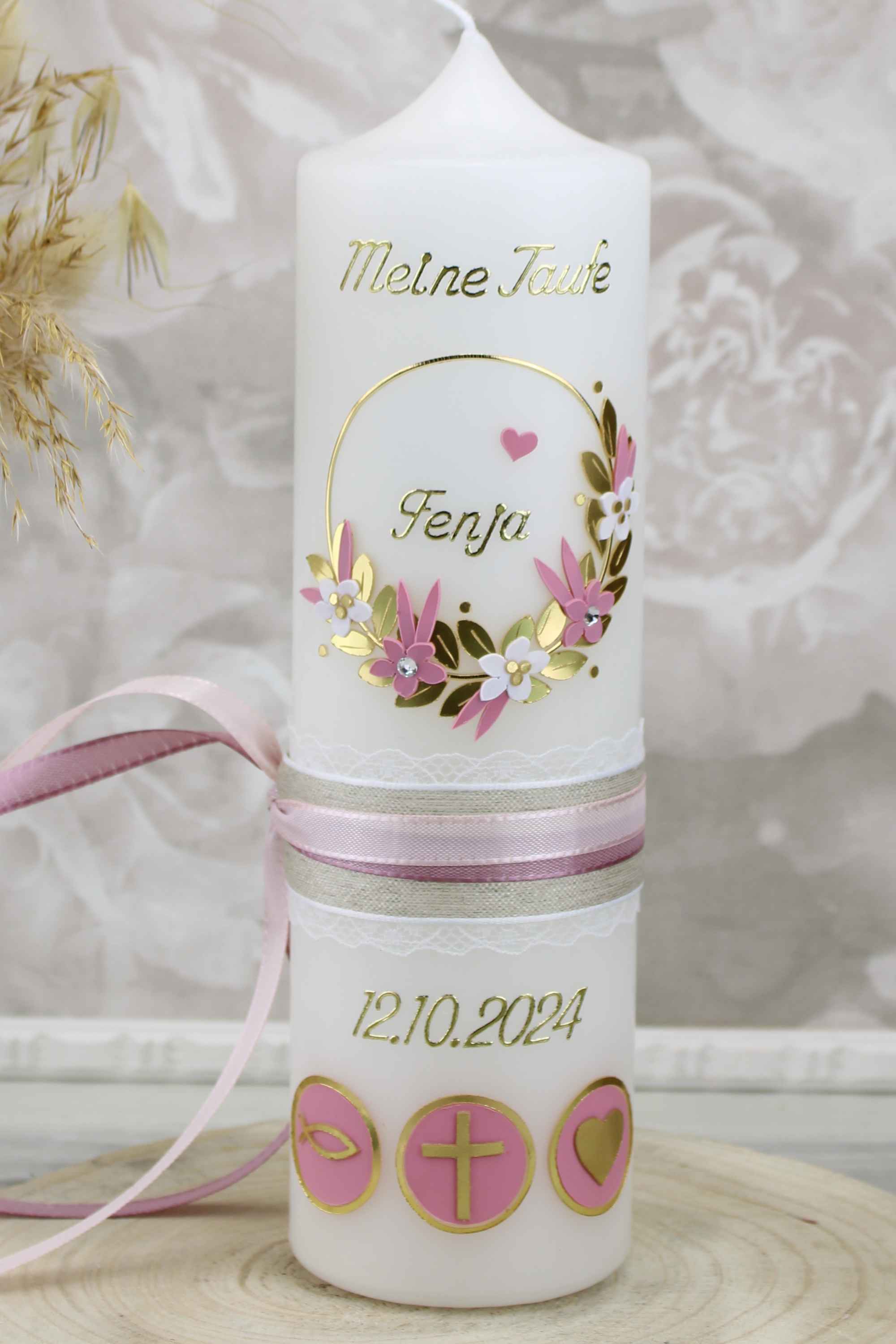Taufkerze FENJA mit Blumenkranz und Taufsymbolen