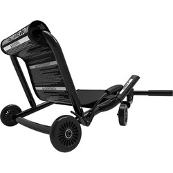 EzyRoller Classic schwarz Blick von hinten auf den schwarzen EzyRoller Classic Dreiradscooter mit stabiler Hinterachse