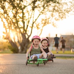 805347-EzyRoller-Classic-Kinderfahrzeug-fuer-Kinder-ab-4-bis-14-Jahre-Dreirad-Trike-Dreiradscooter-dreiraedriges-Funfahrzeug-Classic-Galeriebildvorlage-2000-x-2000-0000-2-girls-racing-si.jpg