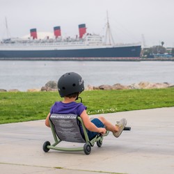 805347-EzyRoller-Classic-Kinderfahrzeug-fuer-Kinder-ab-4-bis-14-Jahre-Dreirad-Trike-Dreiradscooter-dreiraedriges-Funfahrzeug-Classic-Galeriebildvorlage-2000-x-2000-0001-boy-with-classic-.jpg