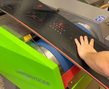Snowboard Belag planschleifen in der Epoxy Werkstatt