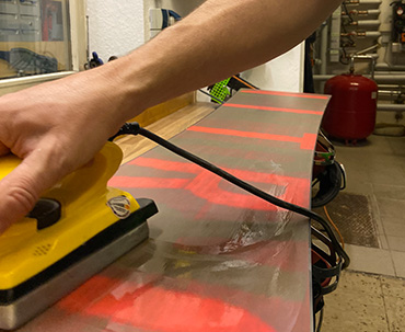 Snowboard von Hand wachsen in der Epoxy Werkstatt