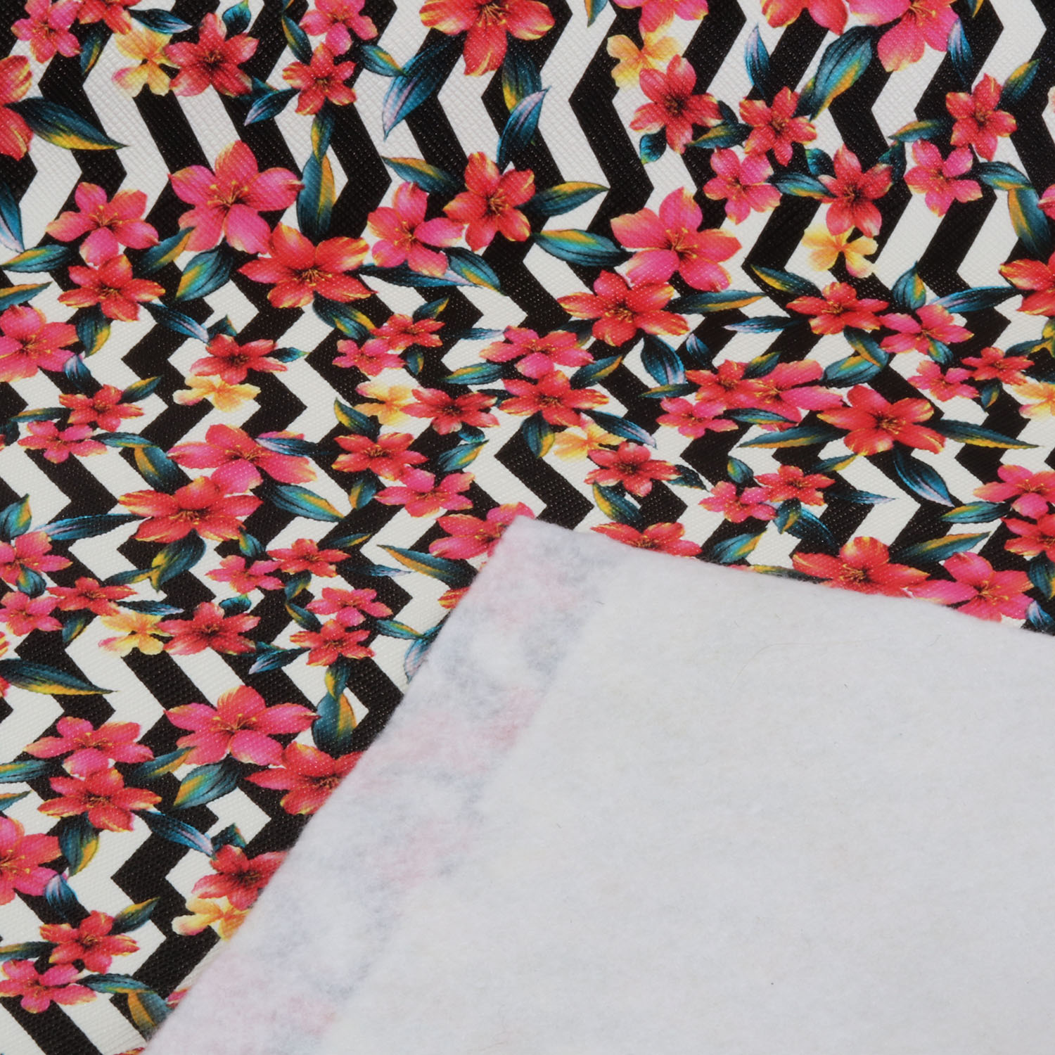 Simili synthétique imprimé - Fleurs en chevron-1 Simili synthétique imprimé - Fleurs en chevron-1