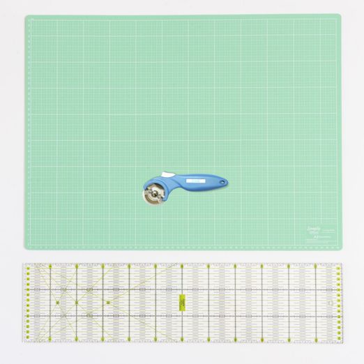 Tapis de découpe A2 Vert menthe-Lilas + cutter rotatif + règle Tapis de découpe A2 Vert menthe-Lilas + cutter rotatif + règle