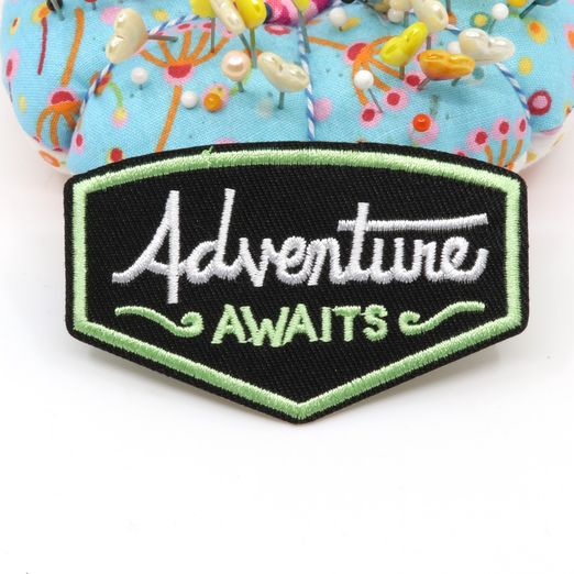 Écusson Adventure awaits Écusson Adventure awaits
