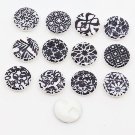 Kunststoffknopf mit schwarz-weißen Ornamenten 1,5 cm