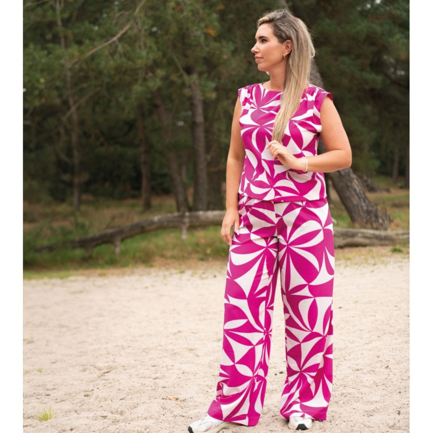 Blusen- und Kleiderstoff - Blüten XXL Stretch Fuchsia Ecru-1 Blusen- und Kleiderstoff - Blüten XXL Stretch Fuchsia Ecru-1