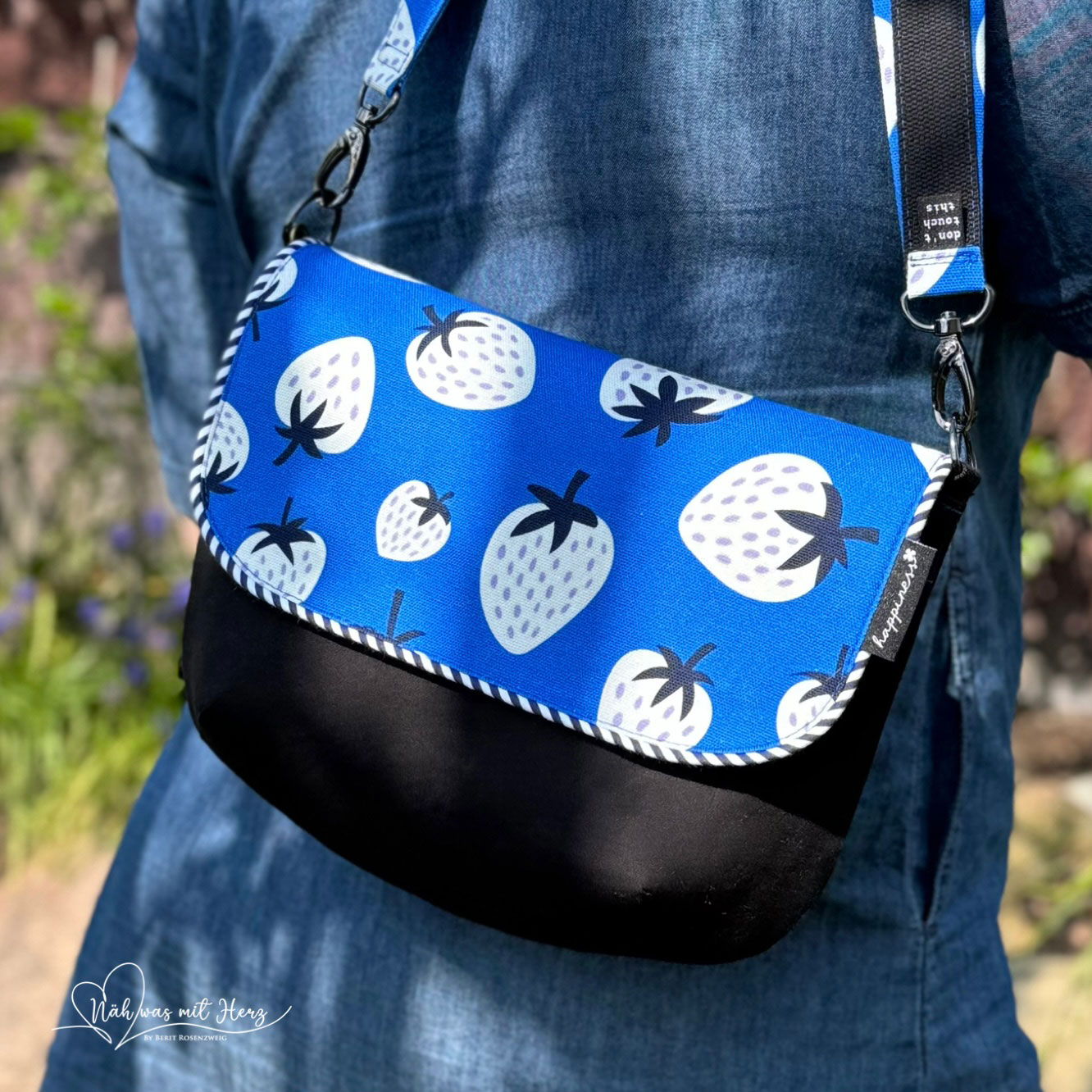 Bio Canvas - Hamburger Liebe Digitaldruck Picknick Strawberries Royalblau-1 Bio Canvas - Hamburger Liebe Digitaldruck Picknick Strawberries Royalblau-1