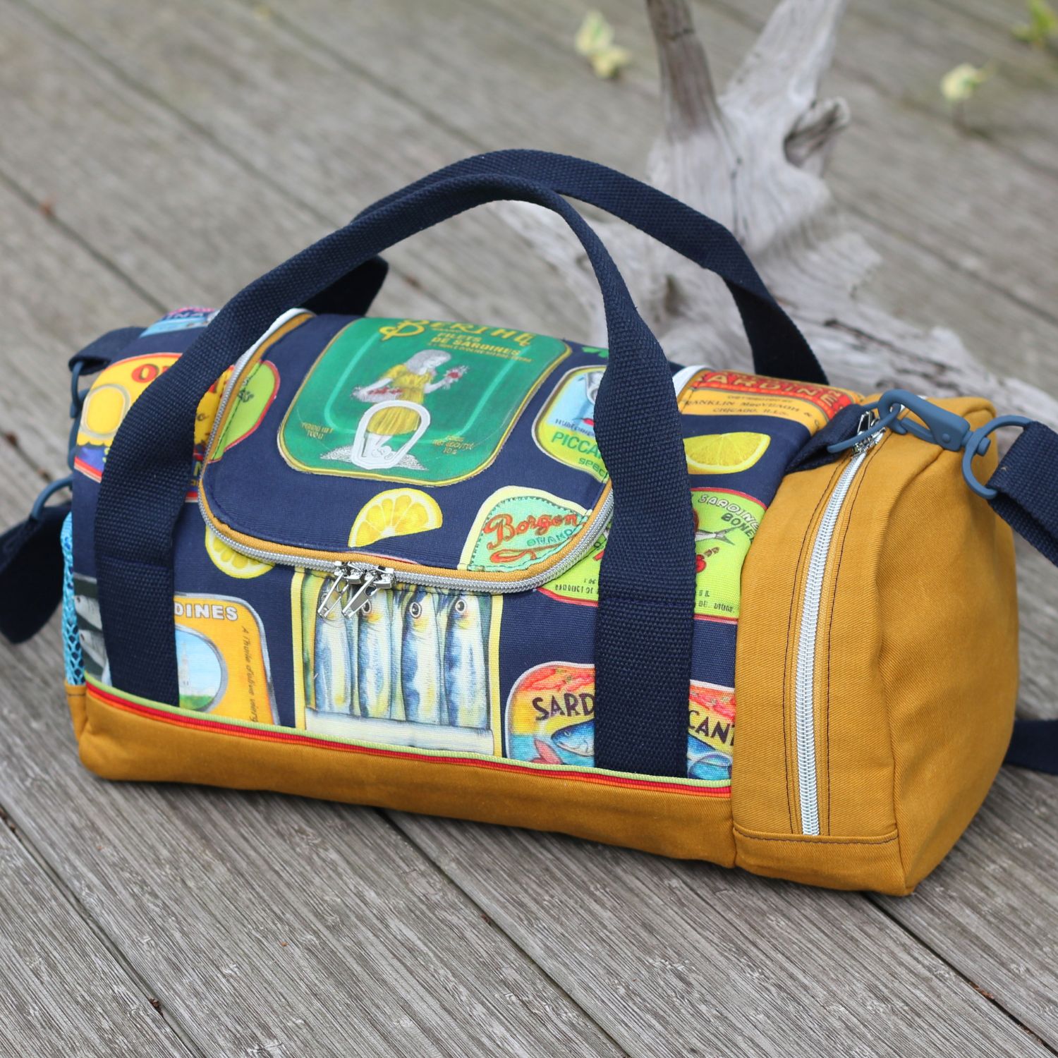 Tissu d'extérieur Hugo & Hilda - Boîtes de sardines Bleu marine foncé Multicolore-2 Tissu d'extérieur Hugo & Hilda - Boîtes de sardines Bleu marine foncé Multicolore-2