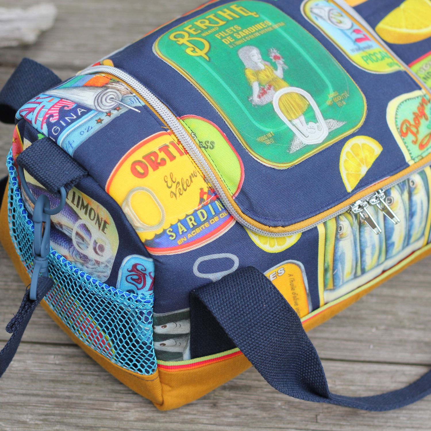 Tissu d'extérieur Hugo & Hilda - Boîtes de sardines Bleu marine foncé Multicolore-3 Tissu d'extérieur Hugo & Hilda - Boîtes de sardines Bleu marine foncé Multicolore-3
