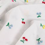 Tessuto in cotone - Ciliegie colorate ricamate in bianco