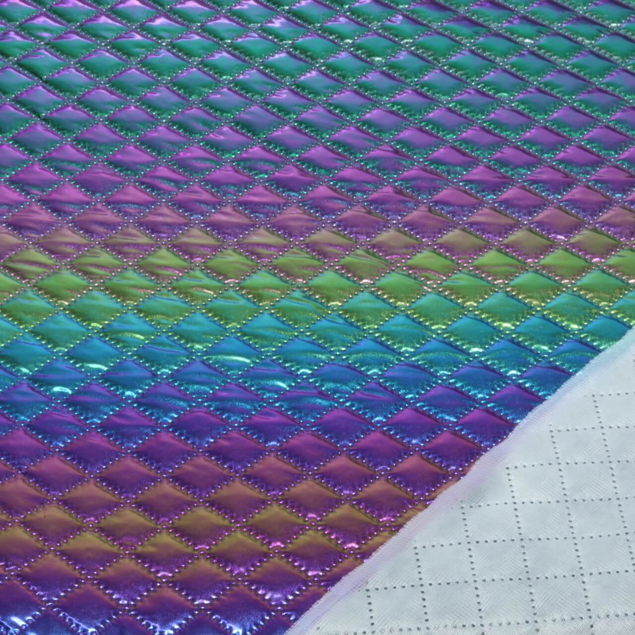 Tissu matelassé pour veste - losanges métalliques couleurs arc-en-ciel-1 Tissu matelassé pour veste - losanges métalliques couleurs arc-en-ciel-1
