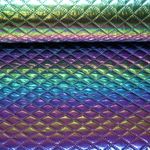 Tissu matelassé pour veste - losanges métalliques couleurs arc-en-ciel Tissu matelassé pour veste - losanges métalliques couleurs arc-en-ciel