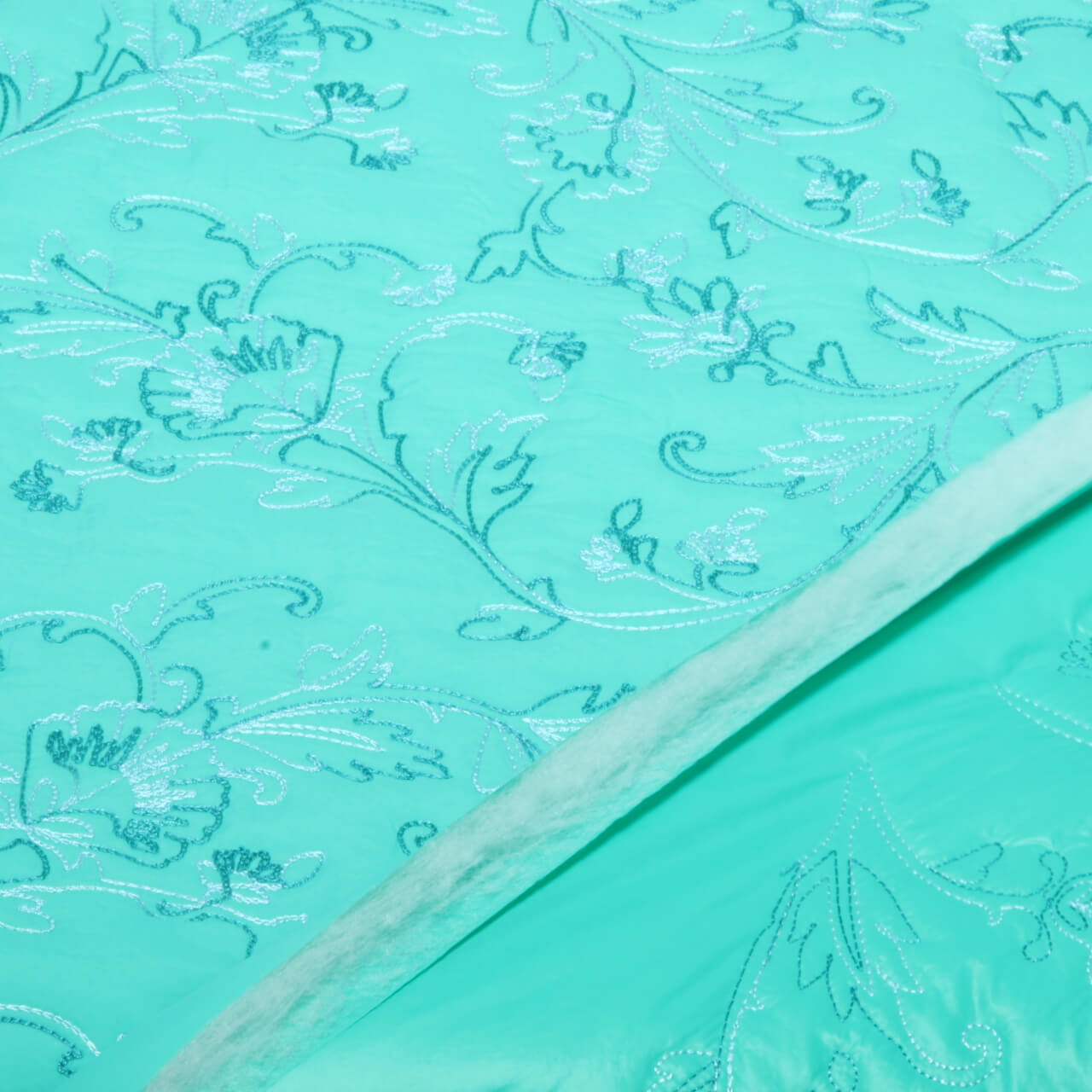 Tissu matelassé pour veste - Fleurs brodées Turquoise-1 Tissu matelassé pour veste - Fleurs brodées Turquoise-1