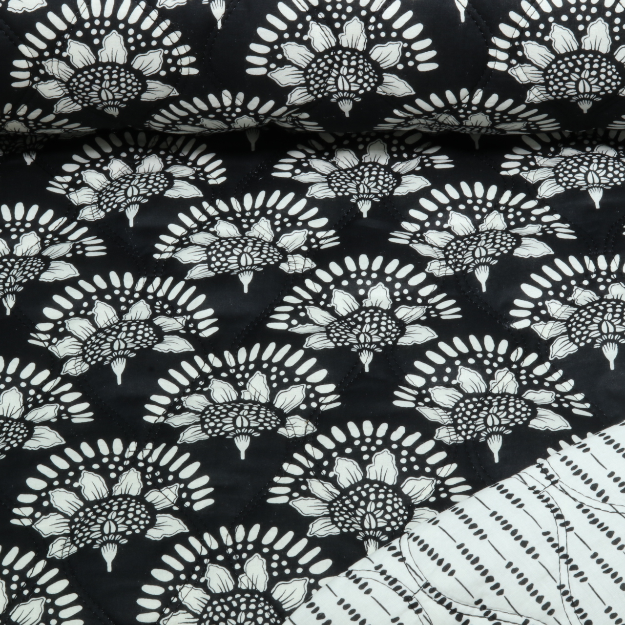 Tissu matelassé pour veste - Double face, motif floral Noir et Blanc, avec impression sur film-0 Tissu matelassé pour veste - Double face, motif floral Noir et Blanc, avec impression sur film-0