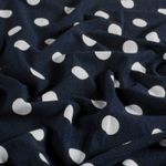Viskosejersey – prikker (polka dots) i marineblå og hvid Viskosejersey – prikker (polka dots) i marineblå og hvid