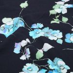Viskose – plissét-look, digitalt blomstermønster, marineblå Viskose – plissét-look, digitalt blomstermønster, marineblå