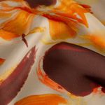 Satin – målade blommor, beige och orange